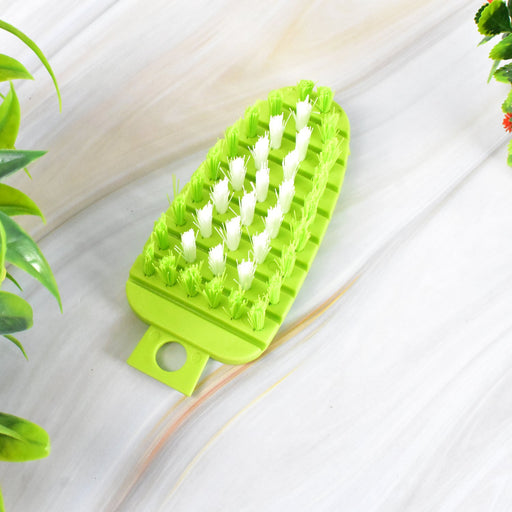 Plastic fruit and vegetable cleaning brush with flexible bristles