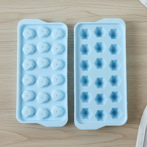 Multi-grid plastic ice cube tray for quick freezing of ice cubes