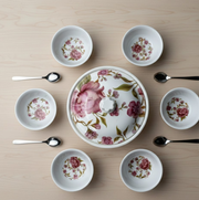 Close-up of the delicate design on the 5-piece dessert cutlery.