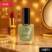 Golden glitter effect of the starlet nail polish on nails