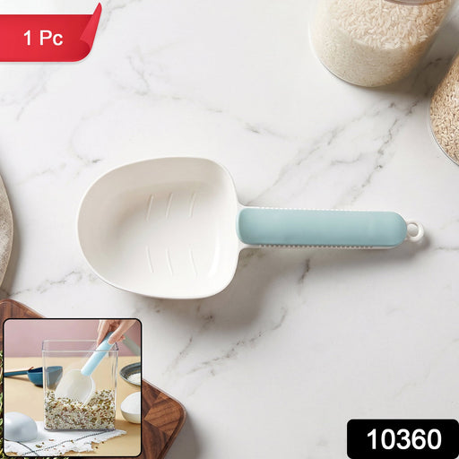 Close-up of the ergonomic handle and integrated bag sealing clip of the plastic measuring spoon.